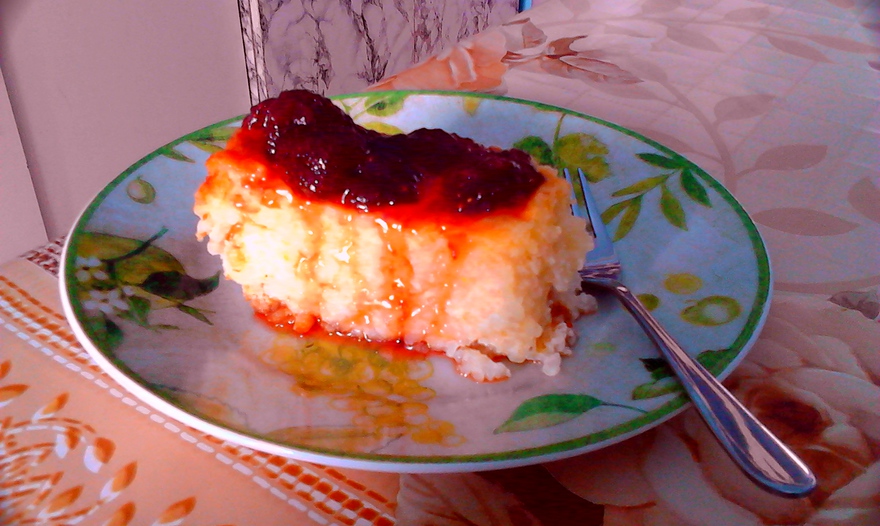 Рисовая запеканка с клубничным соусом