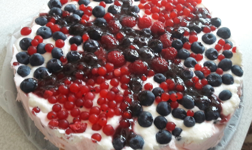Летний торт без выпечки «Ягодный микс»
