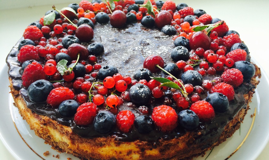 Трехслойный творожно-ягодный торт