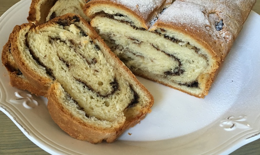 Хлебный завиток с корицей и изюмом