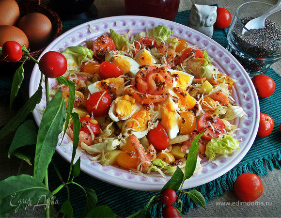 Салат с лососем, яйцом, овощами и семенами чиа