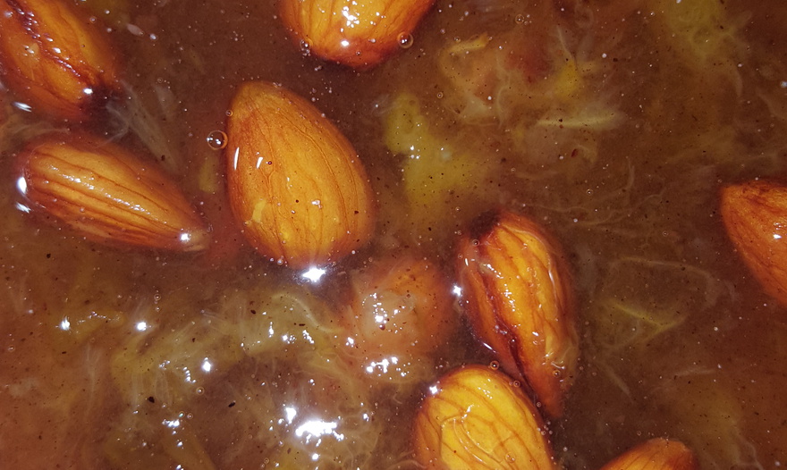 Сливовое варенье с миндалем и корицей