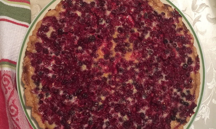 Тарт с брусникой и запеченным ганашем из белого шоколада