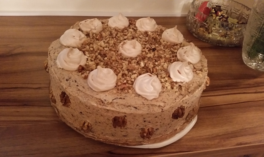 Торт безе с черносливом и инжиром