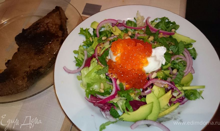 Салат с авокадо, яйцом пашот, кедровыми орешками и красной икрой 