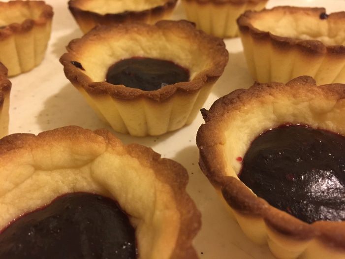 Клюквенные пирожные с меренгой