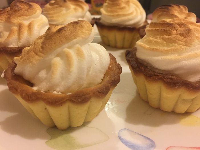 Клюквенные пирожные с меренгой