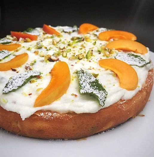 Кекс с абрикосами, рикоттой, фисташками