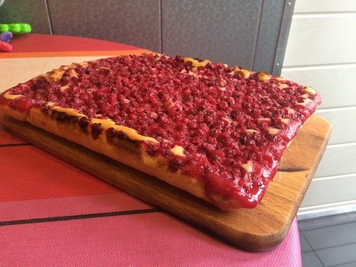 Пирог с красной смородиной