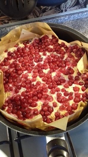 Пирог с красной смородиной, творогом и меренгой