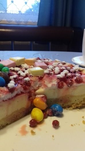 Пирог с красной смородиной, творогом и меренгой