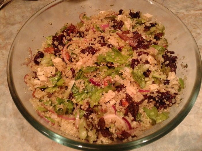 Салат из киноа с миндалем и вяленой вишней 