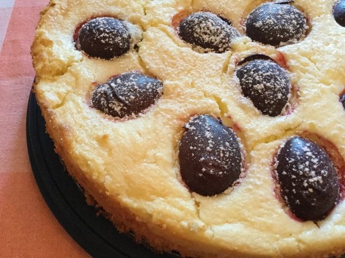 Пирог со сливой и сырным кремом