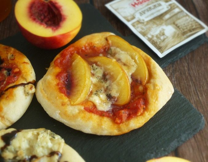 Пиццетты с фруктами и голубым сыром