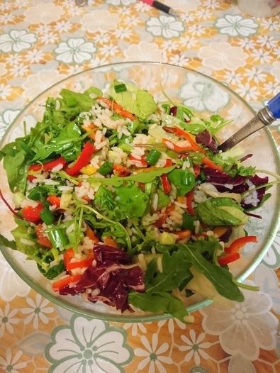 Рисовый салат с огурцами, вялеными помидорами и руколой