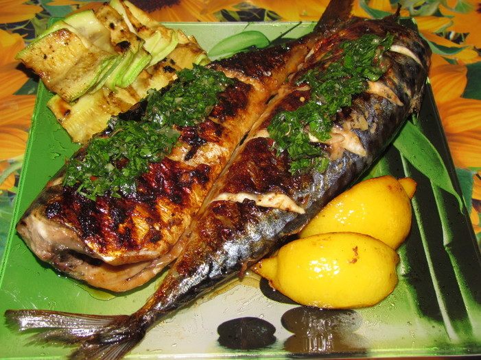 Скумбрия с кабачками и соусом из петрушки