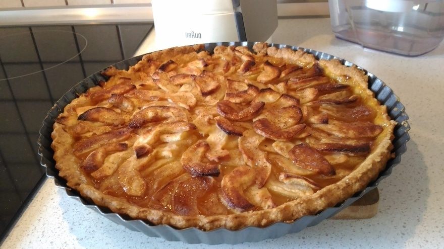 Тарт с карамелизованными яблоками