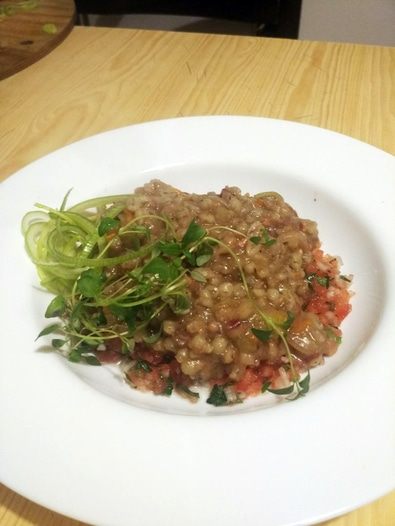 Перловая каша с тушеной говядиной и конкассе из томатов