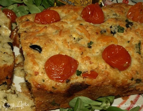 Сырный хлеб с маслинами и помидорами черри