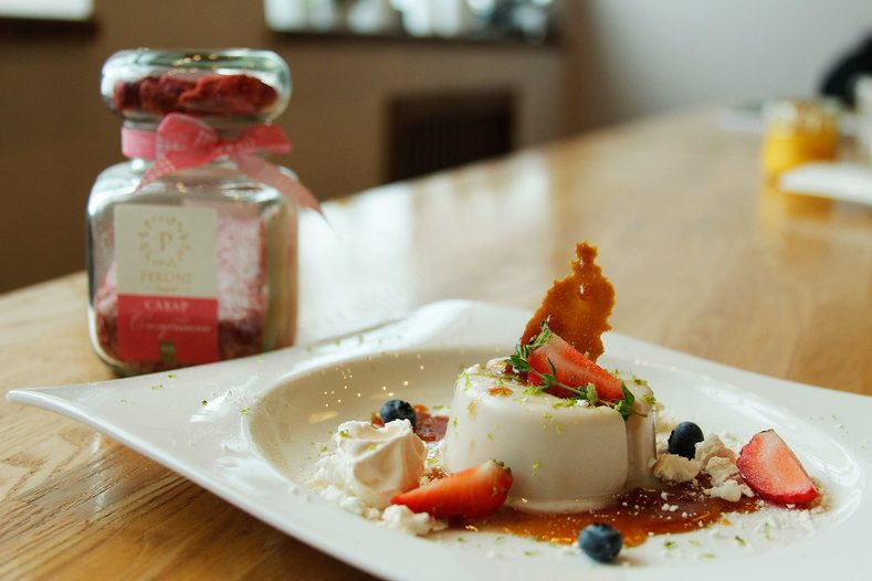 Базиликовая панна котта с клубникой и клубничным сахаром