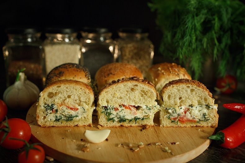 Зерновые булочки-пампушки с сырно-чесночной начинкой