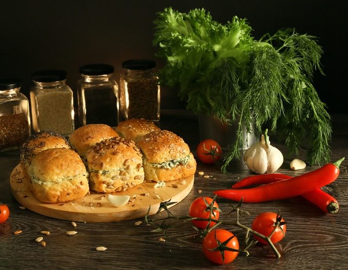 Зерновые булочки-пампушки с сырно-чесночной начинкой