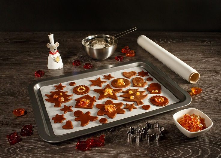 Корично-гвоздичное печенье с леденцовыми «окошками»