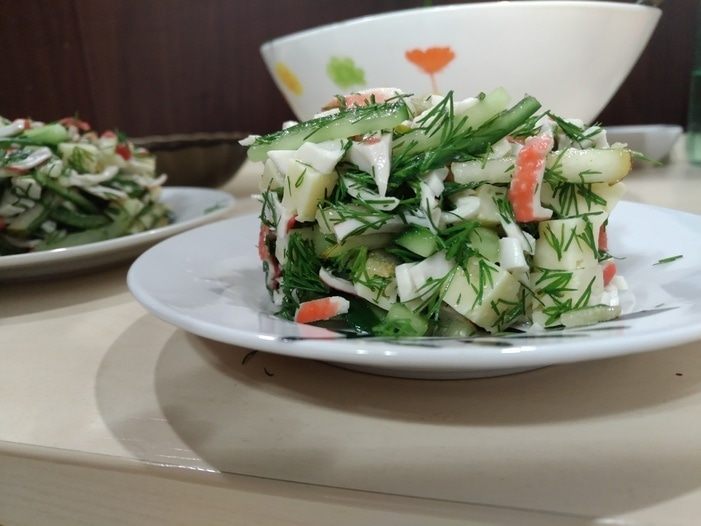 Салат с крабовыми палочками и авокадо