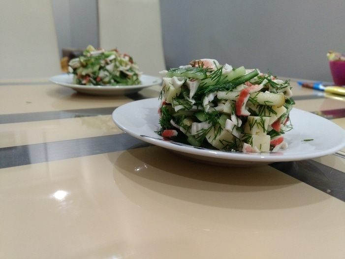 Салат с крабовыми палочками и авокадо