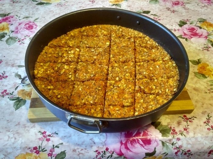 Морковные квадратики с курагой, семечками и овсяными хлопьями