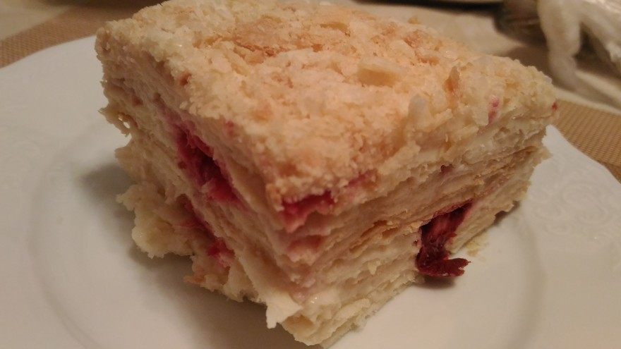 «Наполеон» слоеный с ягодами