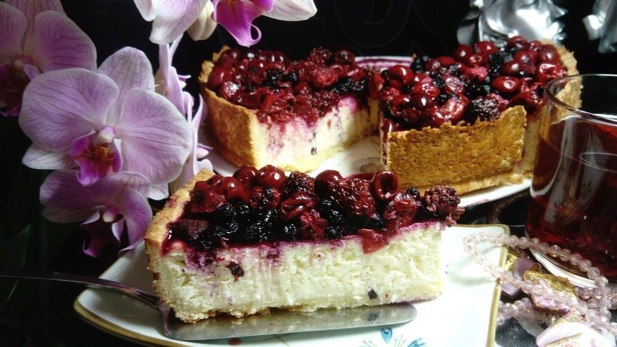 Творожный пирог с кокосом и вишней