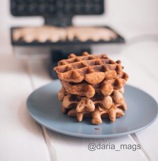 Вафли с корицей и яблочным пюре