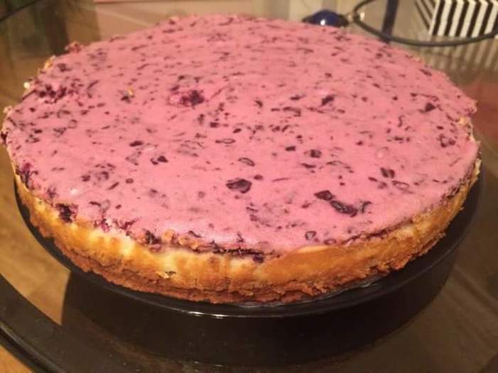 Трехслойный творожно-ягодный торт