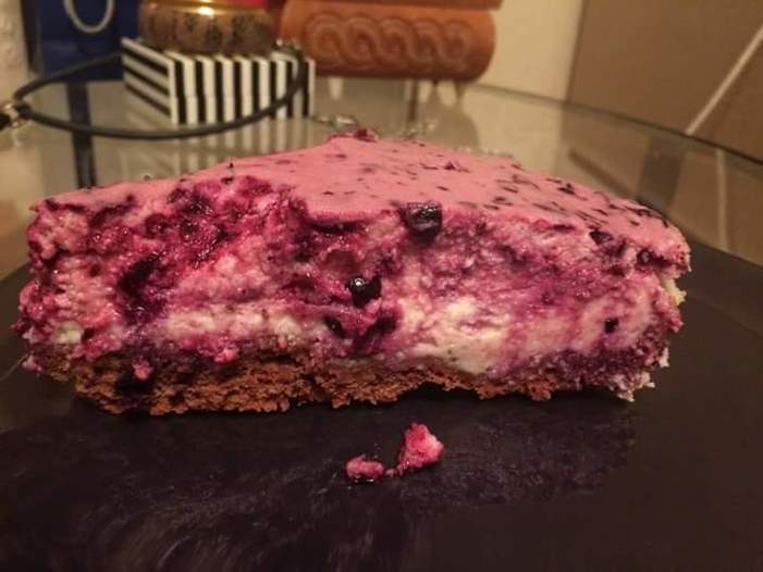 Трехслойный творожно-ягодный торт