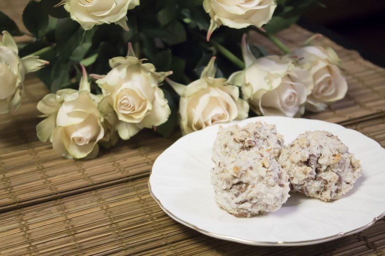 Печенье с кокосом, орехами и шоколадом