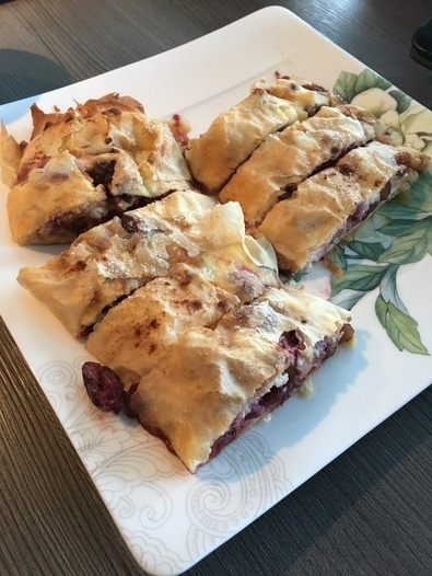 Австрийский штрудель с творогом, вишней и карамельным миндалем