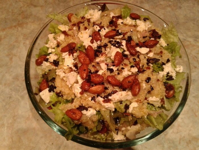 Салат из киноа с миндалем и вяленой вишней 