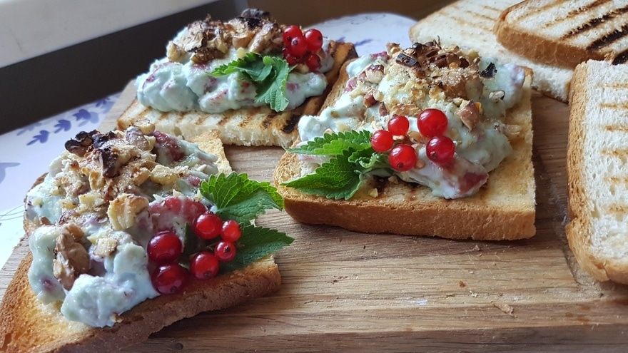 Сладкая брускетта с рикоттой и клубникой 