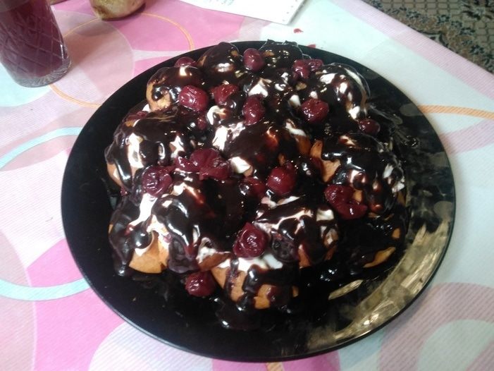 Торт из профитролей с вишней и шоколадом