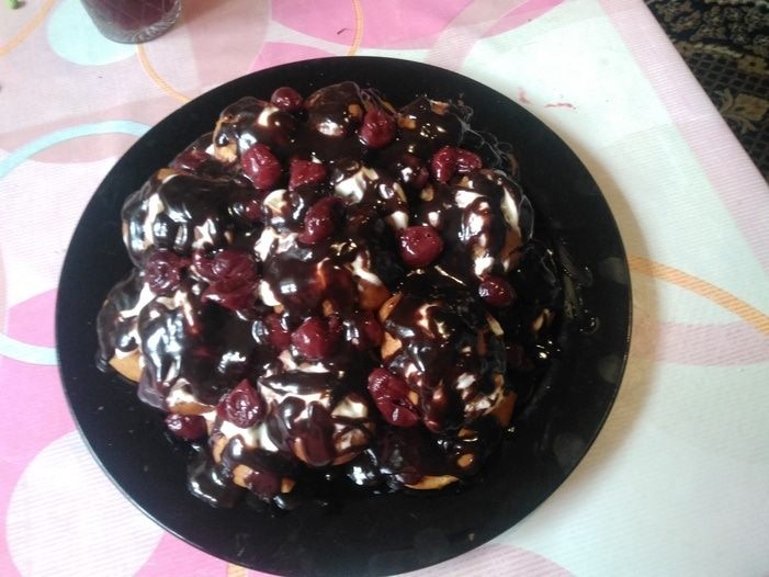 Торт из профитролей с вишней и шоколадом