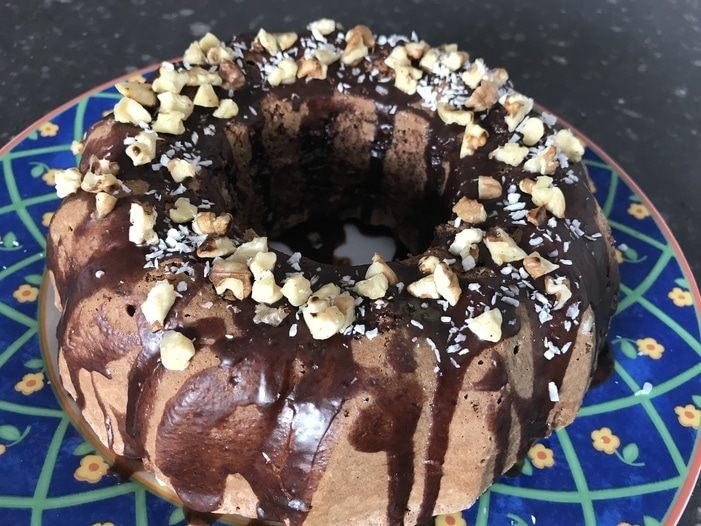 Шоколадная шарлотка с грушей и корицей