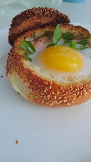 Яйца с семгой, запеченные в корзинках 