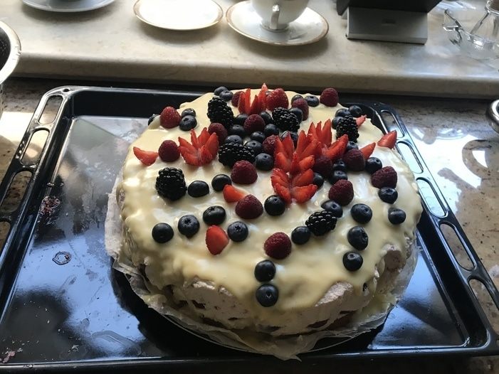 Творожный торт-мусс с ягодами в белом шоколаде