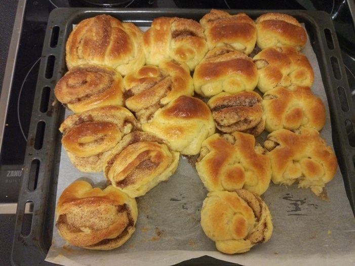 Сдобные булочки-плетенки с маком и корицей