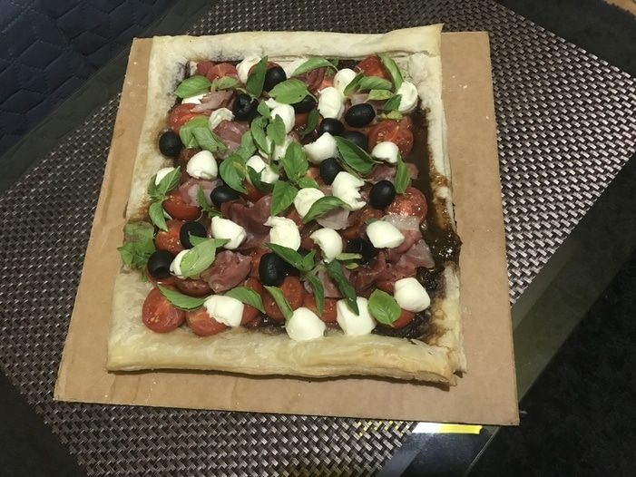 Томатный пирог из слоёного теста