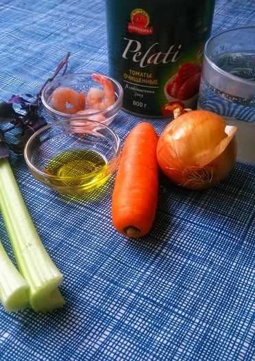 Томатный суп-пюре с креветками и базиликом