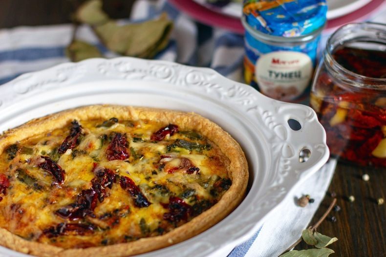 Киш с тунцом и овощами