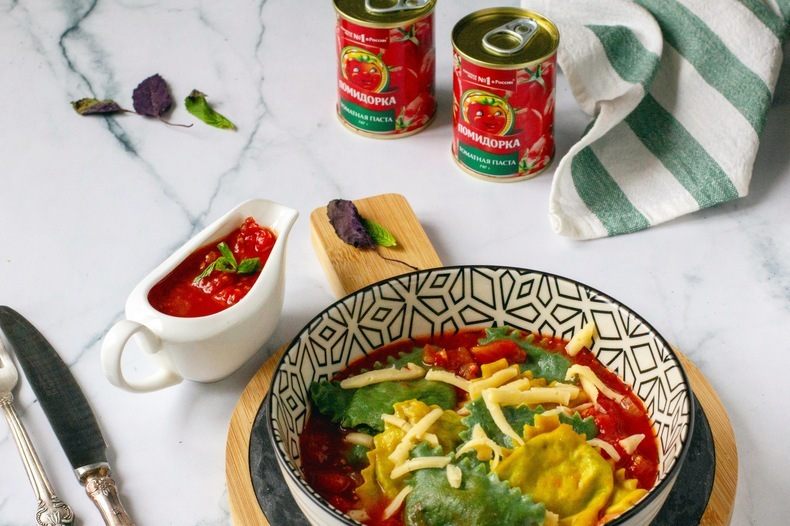 Равиоли с рикоттой и шпинатом в томатном соусе