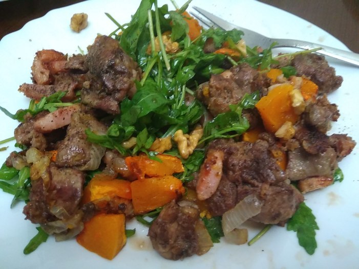 Теплый салат с куриной печенью, тыквой и копченой грудинкой 